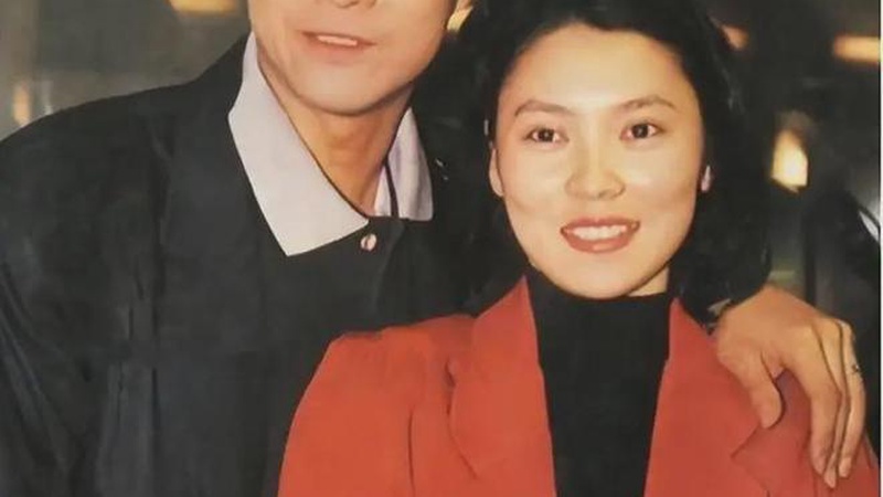 38岁郑欣宜素颜现身小店吃饭低调朴素星味全无引热议